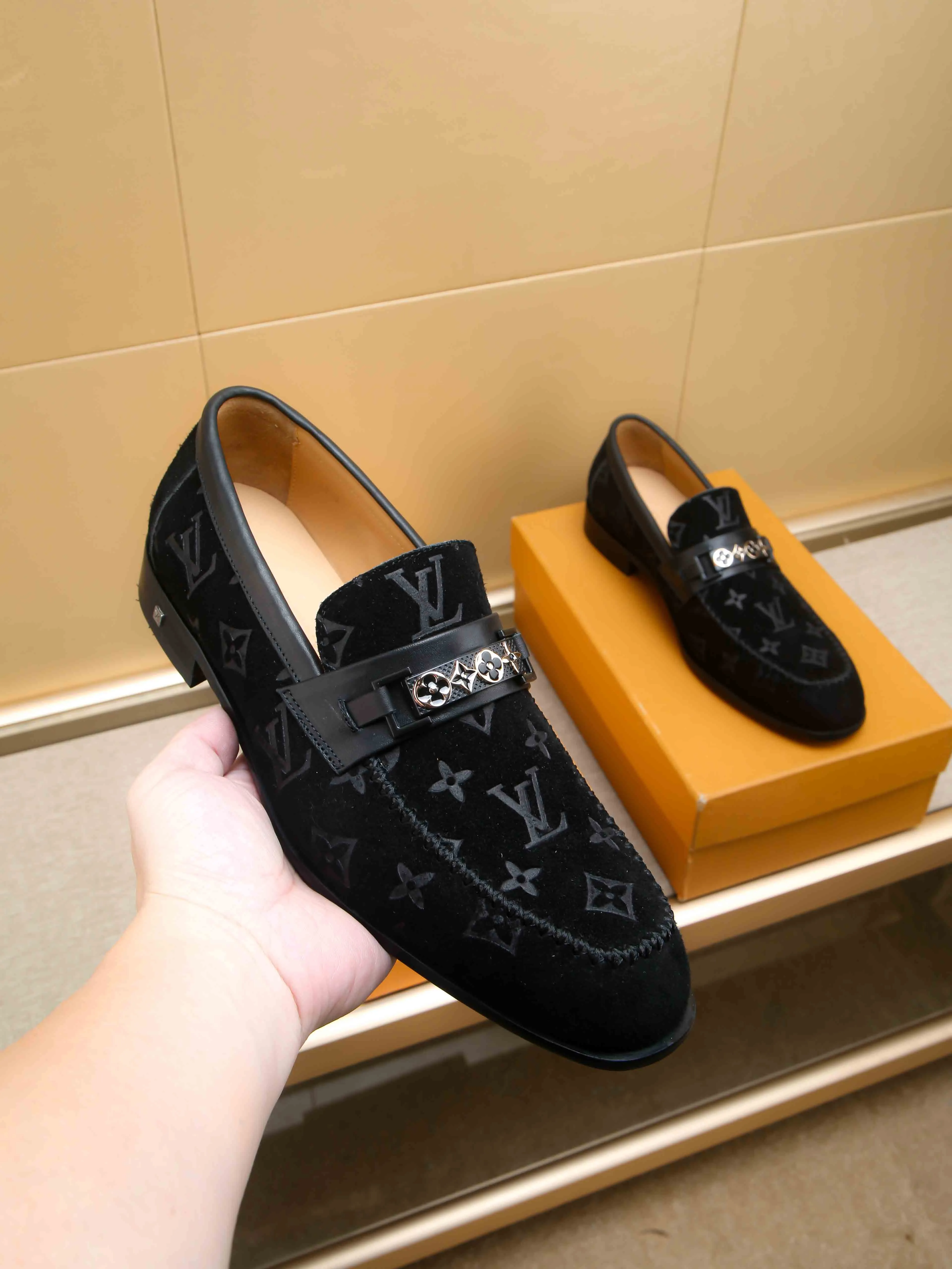 Men's shoes 💰 460 💰 Louis Vuitton LV ® 🆕 model 🔛Full shoe counter, first layer cowhide, 🐂leather lined casual shoes for men, super soft outsole, essential for driving. Counter synchronization, original first layer cowhide, completely 1:1 mold customization🌹top version, color optional! Number: 39-44 (customized at 38.45)